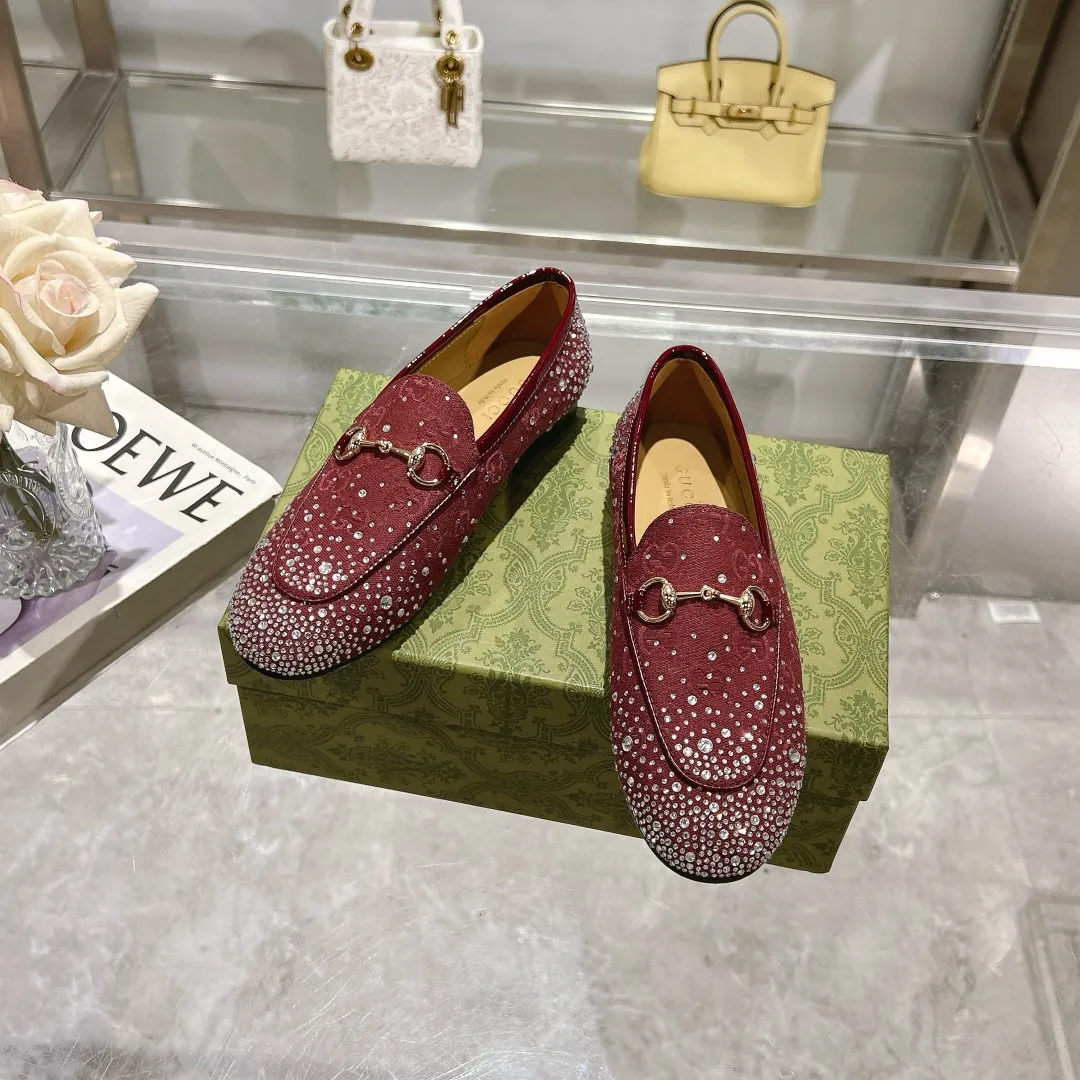 👟👟Ex-factory price 500👟👟 Genuine leather sole +50 (35-41) (41/42 customized) As an outstanding representative of Gucci’s design heritage, the Jordaan series of loafers with horsebit buckles vividly highlight the classic and elegant style. Crafted from the brand's signature monogram canvas, this shoe is timeless. Made from soft material and with a refined, smooth silhouette, these shoes are a perfect expression of everyday elegance. Gucci Angora Red GG Canvas Women Light Gold Tone Hardware Horsebit Faceted Crystal Detail Leather Sole Flat.